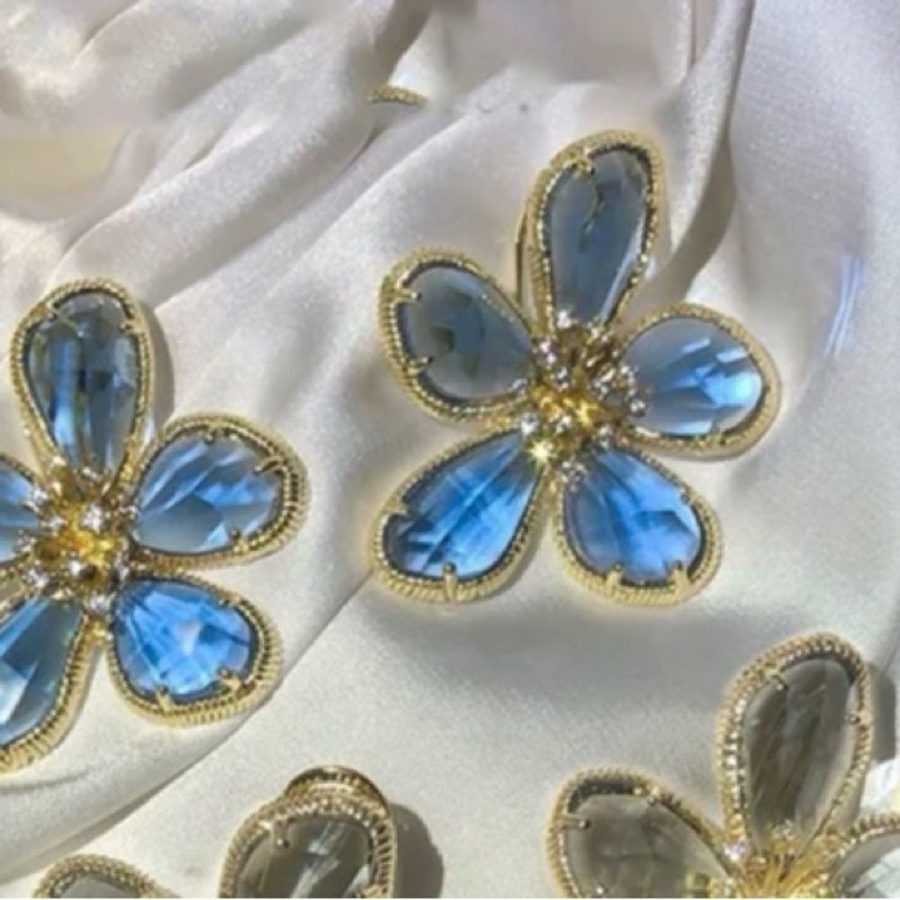 🩵 NEW Elegant Blue Crystal and Gold Flower Earrings 🩵